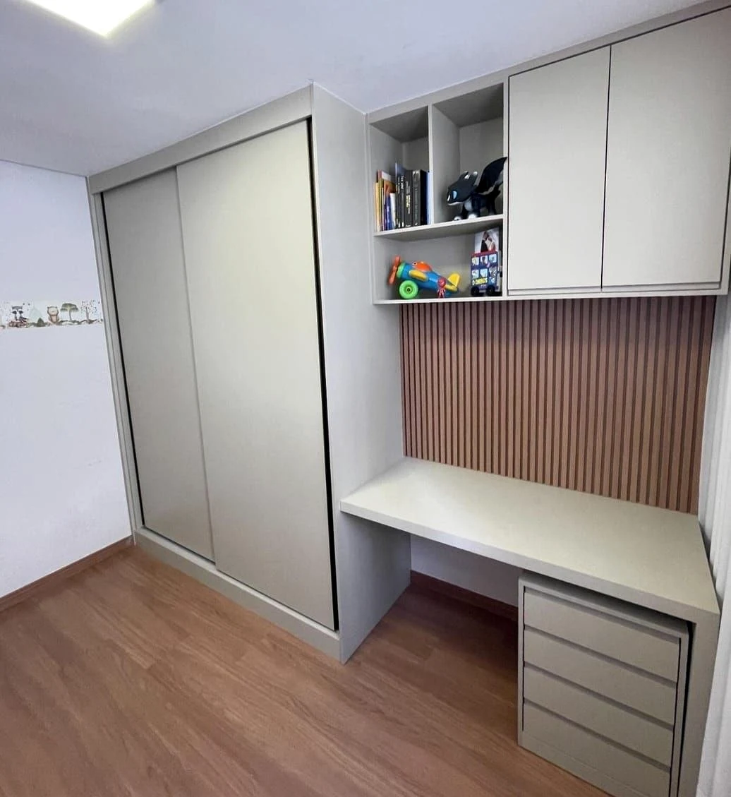 Home office planejado com bancada e nichos